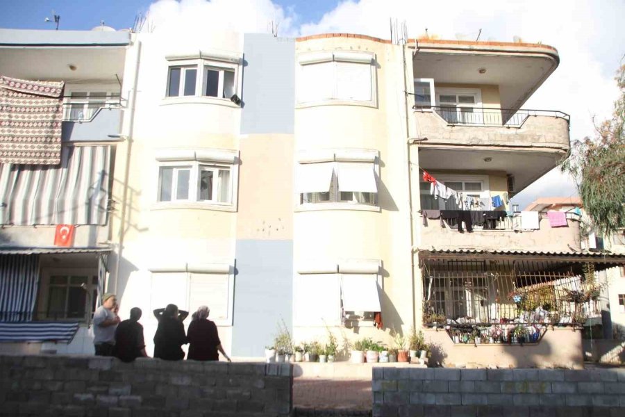 Yaşlı Kadının Evinden 2 Kamyon Dolusu Çöp Çıktı