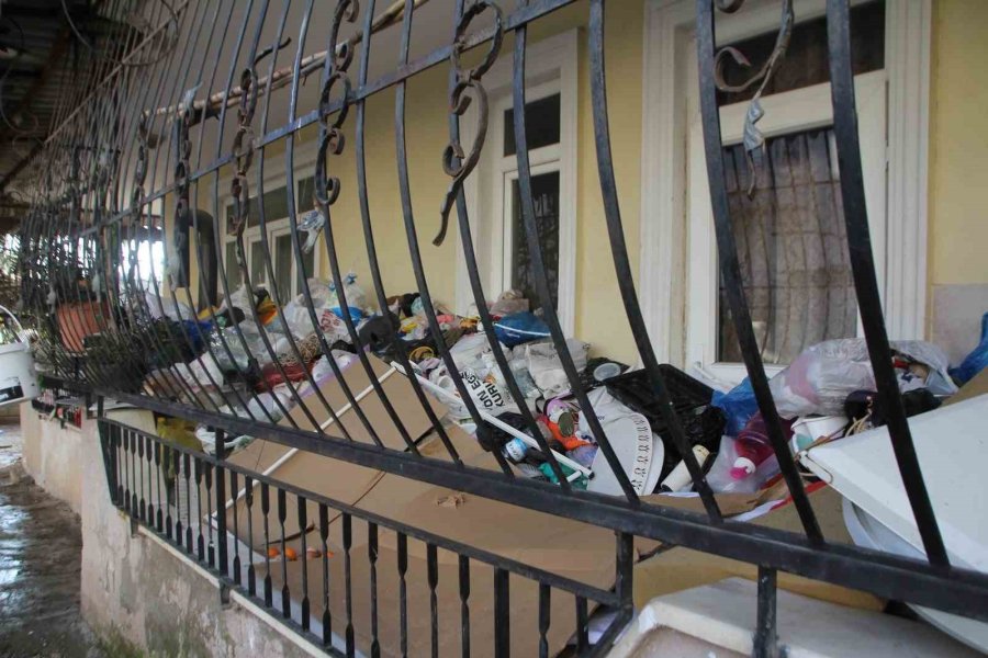 Yaşlı Kadının Evinden 2 Kamyon Dolusu Çöp Çıktı