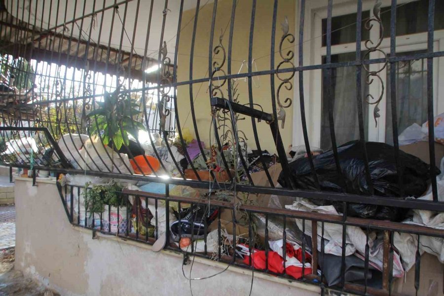 Yaşlı Kadının Evinden 2 Kamyon Dolusu Çöp Çıktı