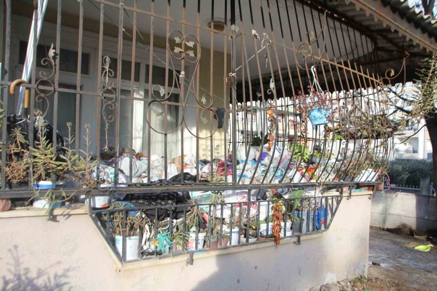 Yaşlı Kadının Evinden 2 Kamyon Dolusu Çöp Çıktı