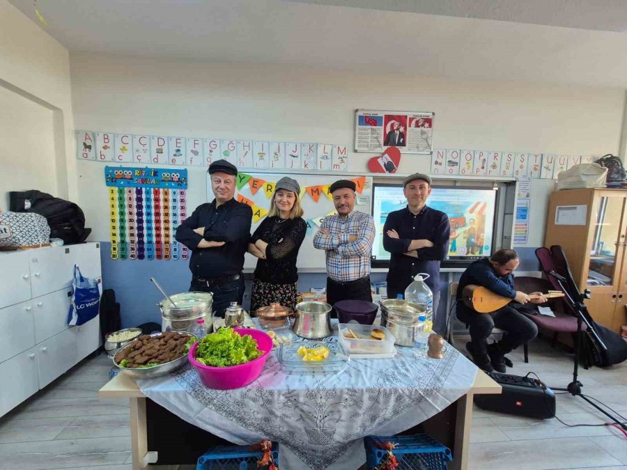 Eskişehir Vali Münir Raif Güney İlkokulu’nda ‘tutum, Yatırım Ve Yerli Malı Haftası’ Kutlaması