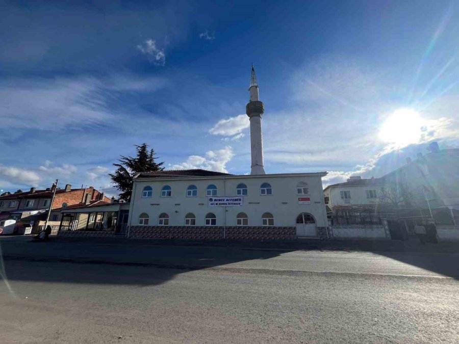 Eskişehir’deki Yavuz Camii’nin Duvarına “bence Affeder, Gel Konuş İstersen” Pankartı Asıldı