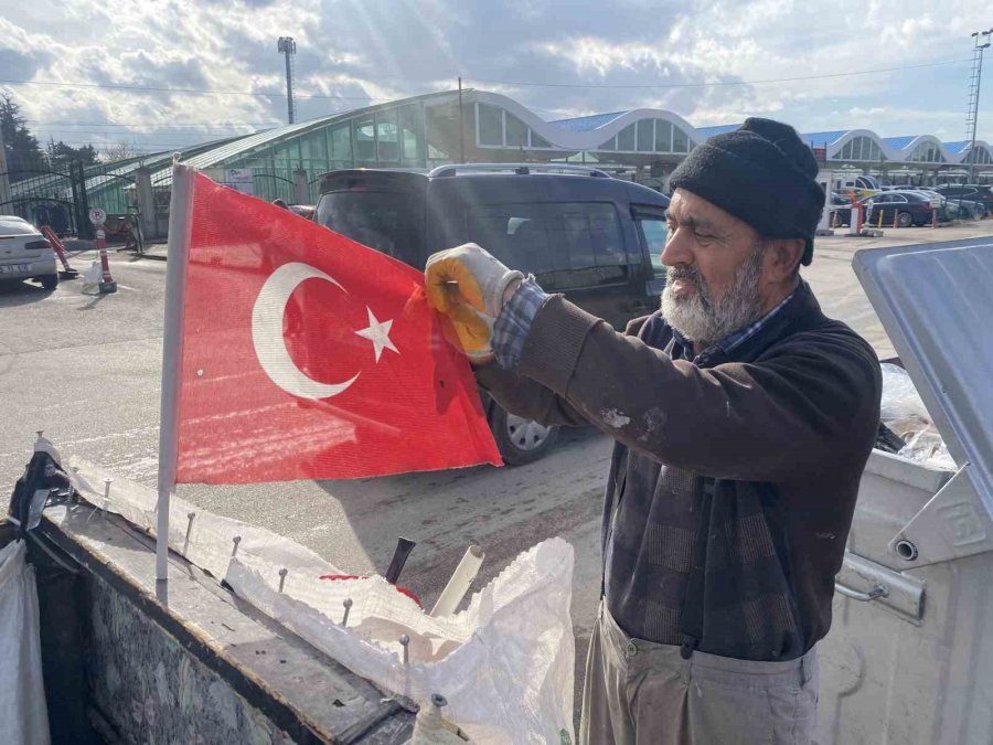 Çöpe Atılan Türk Bayraklarını Toplayıp Bisikletinde Dalgalandırıyor