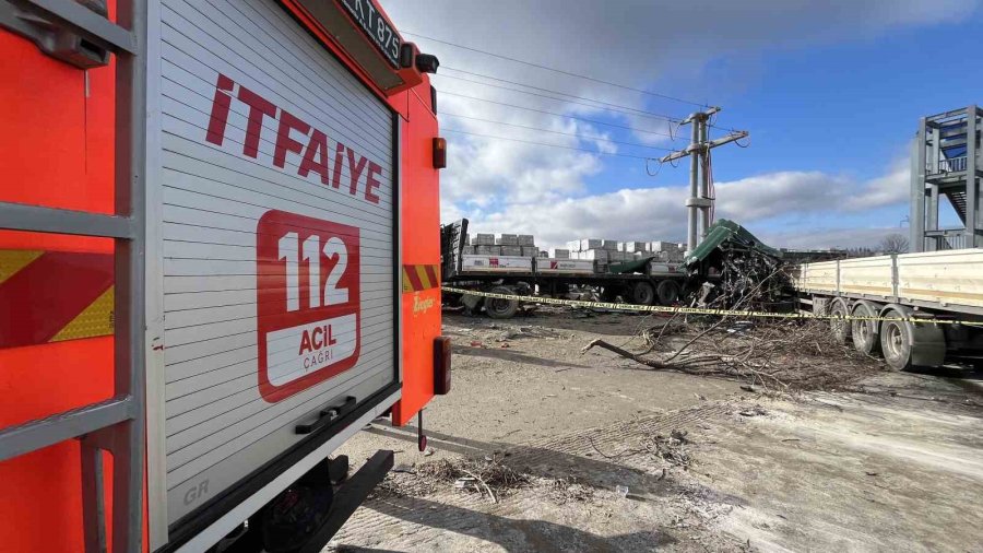 Tır Kazasında Hayatını Kaybeden Sürücünün Yakını “belki Yaşıyordur Abi” Diyerek Gözyaşlarına Boğuldu