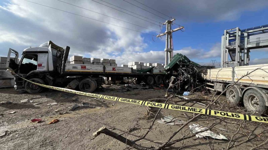 Tır Kazasında Hayatını Kaybeden Sürücünün Yakını “belki Yaşıyordur Abi” Diyerek Gözyaşlarına Boğuldu