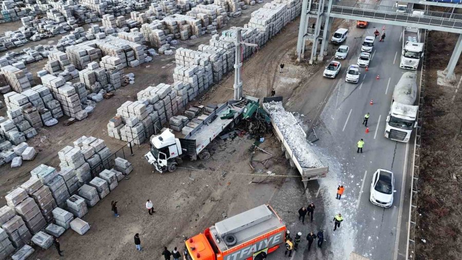 Tır Kazasında Hayatını Kaybeden Sürücünün Yakını “belki Yaşıyordur Abi” Diyerek Gözyaşlarına Boğuldu