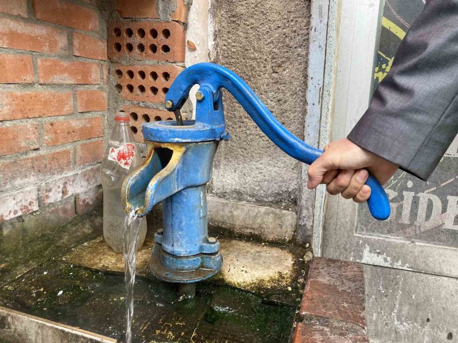 Asırlık Tulumba Vatandaşın Sıcak Su İhtiyacını Ücretsiz Karşılıyor