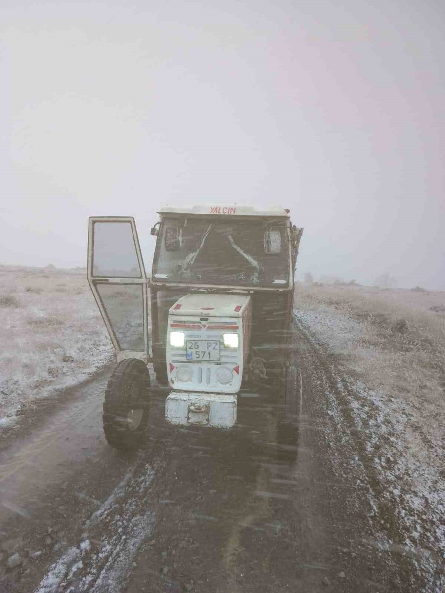 Eskişehir’in Kırsal Mahallesinde Kar Yağışı Başladı