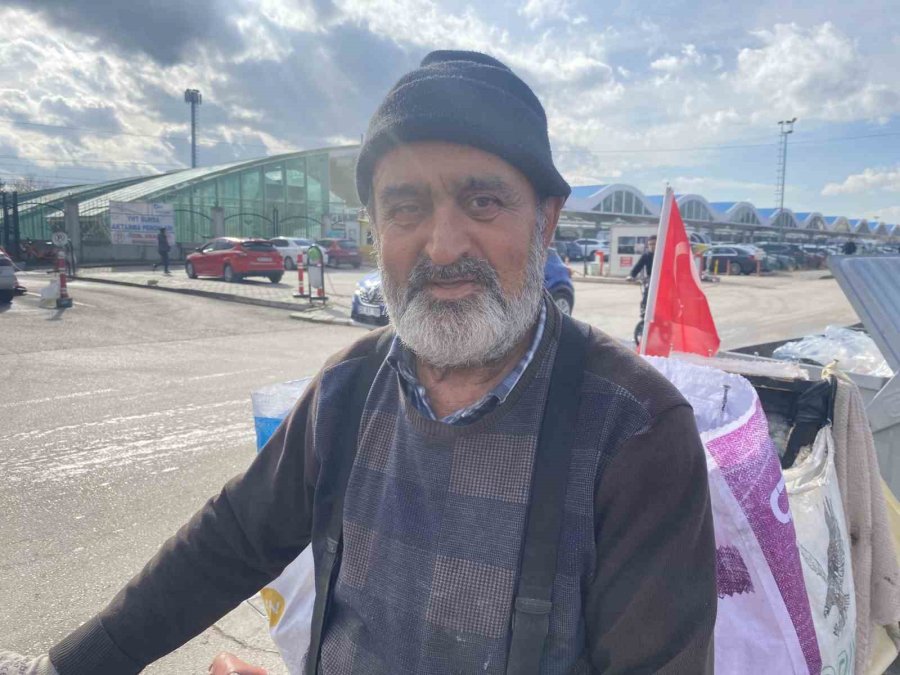 Çöpe Atılan Türk Bayraklarını Toplayıp Bisikletinde Dalgalandırıyor