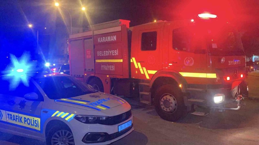 Kontrolden Çıkan Kamyonet, Otobüs Ve Park Halindeki Araçlara Çarptı: 2 Yaralı