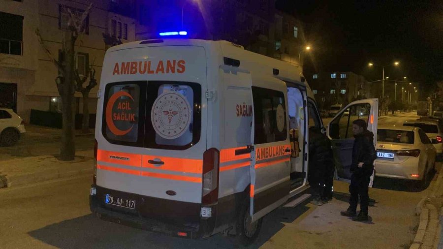 Kontrolden Çıkan Kamyonet, Otobüs Ve Park Halindeki Araçlara Çarptı: 2 Yaralı