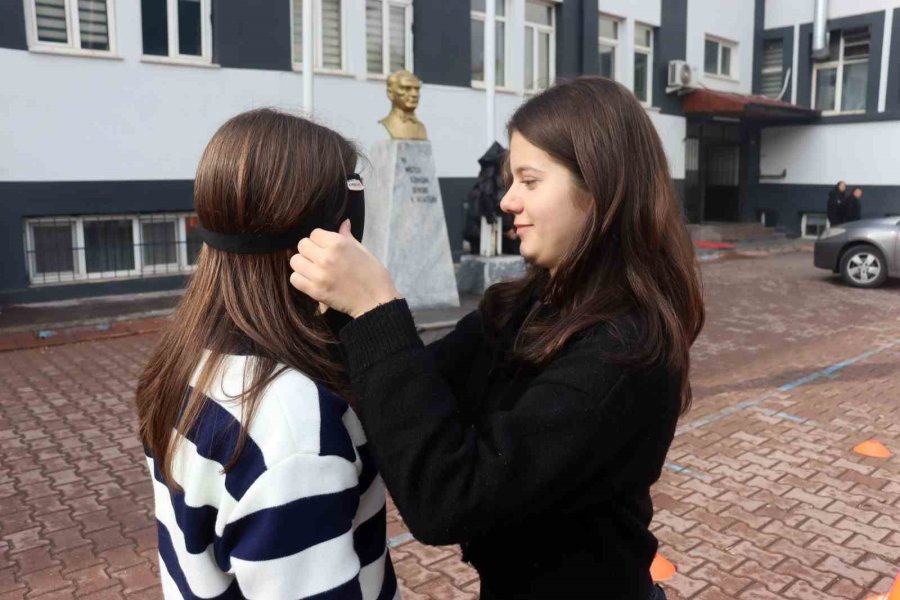 Lise Öğrencileri Engellilere Yönelik Ön Yargıları Yıkmak İçin Empati Parkuru Oluşturdu