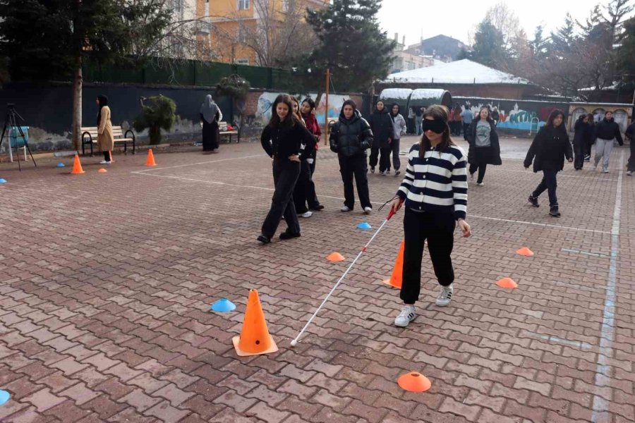 Lise Öğrencileri Engellilere Yönelik Ön Yargıları Yıkmak İçin Empati Parkuru Oluşturdu
