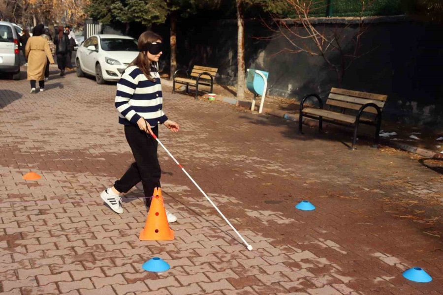 Lise Öğrencileri Engellilere Yönelik Ön Yargıları Yıkmak İçin Empati Parkuru Oluşturdu
