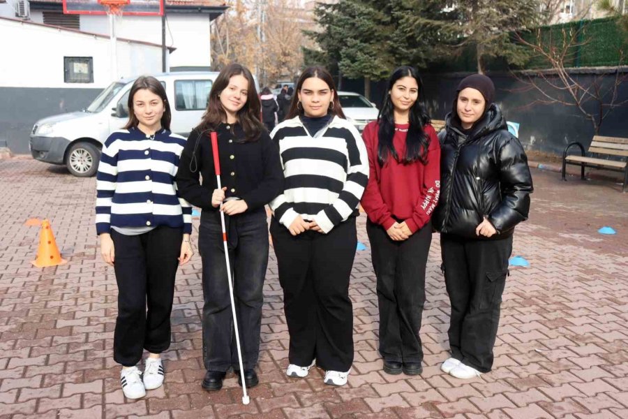 Lise Öğrencileri Engellilere Yönelik Ön Yargıları Yıkmak İçin Empati Parkuru Oluşturdu