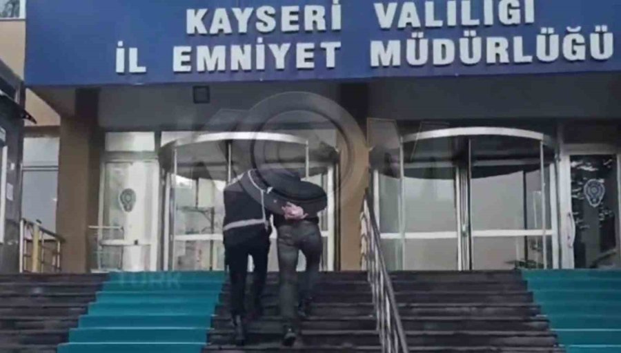 Polisin Durdurduğu Araçtan 20 Ruhsatsız Silah Çıktı