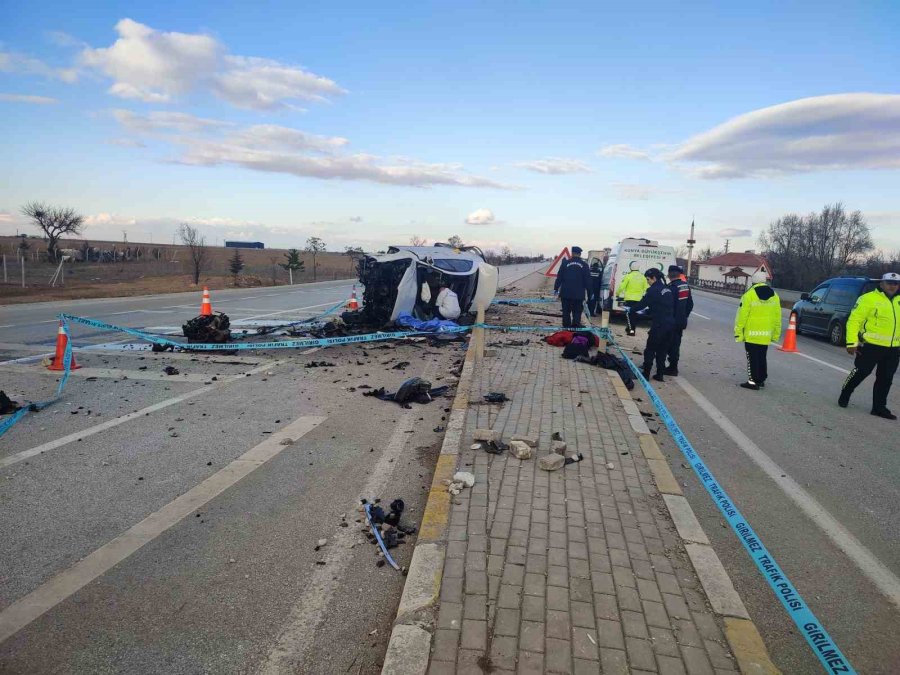 Konya’da Otomobil Refüje Çarptı: 3 Ölü