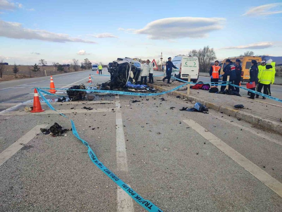 Konya’da Otomobil Refüje Çarptı: 3 Ölü
