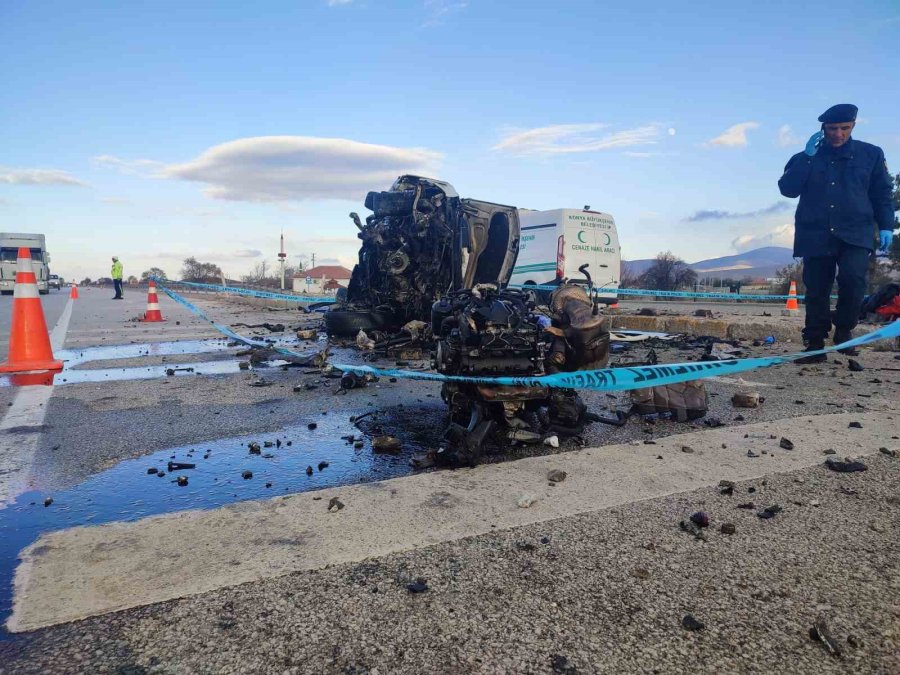 Konya’da Otomobil Refüje Çarptı: 3 Ölü