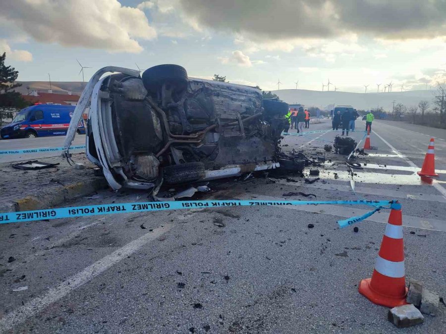 Konya’da Otomobil Refüje Çarptı: 3 Ölü