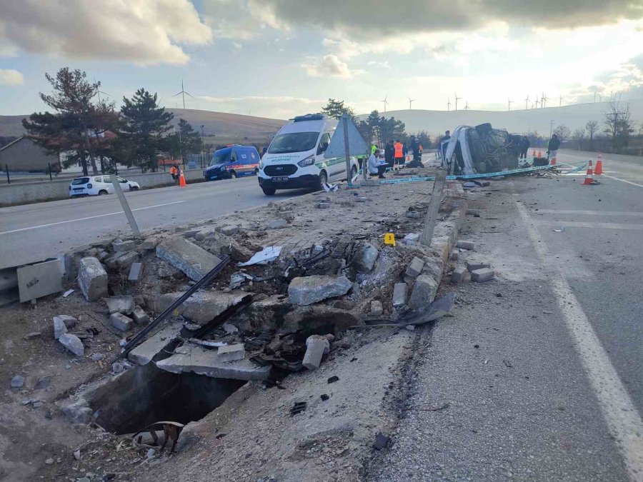 Konya’da Otomobil Refüje Çarptı: 3 Ölü
