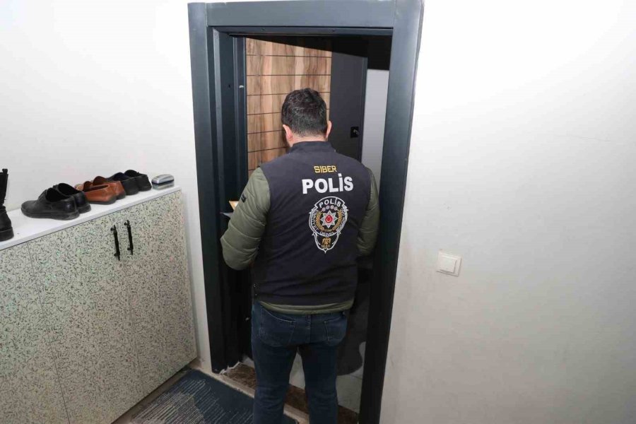 Sahte İlanla 1 Milyon 767 Bin Tl Dolandıran Şüphelilere Operasyon: 15 Gözaltı