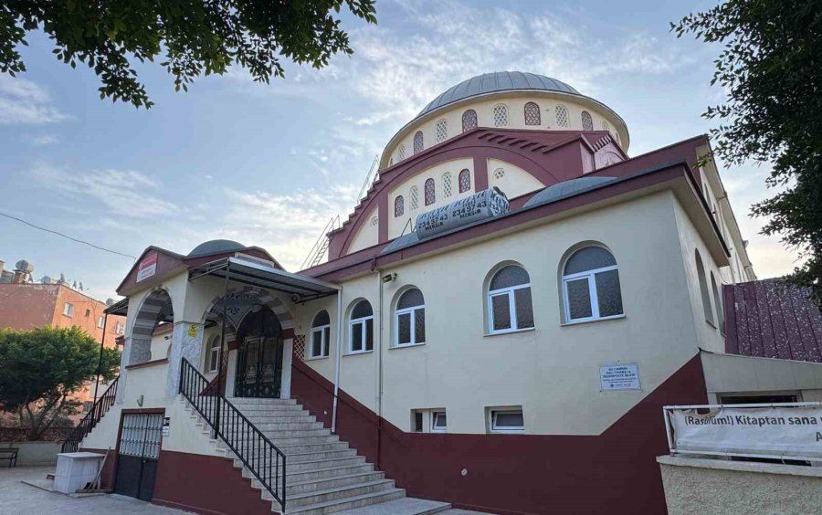 Gece Saklandığı Camide Kadın Kılığına Girip Hırsızlık Yaptı