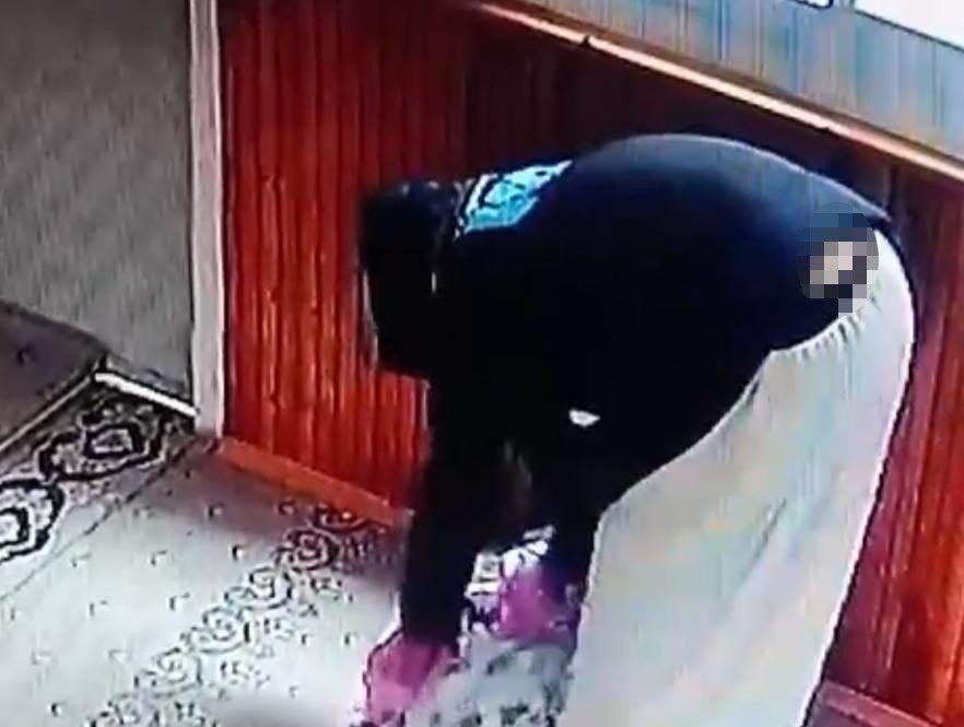 Gece Saklandığı Camide Kadın Kılığına Girip Hırsızlık Yaptı