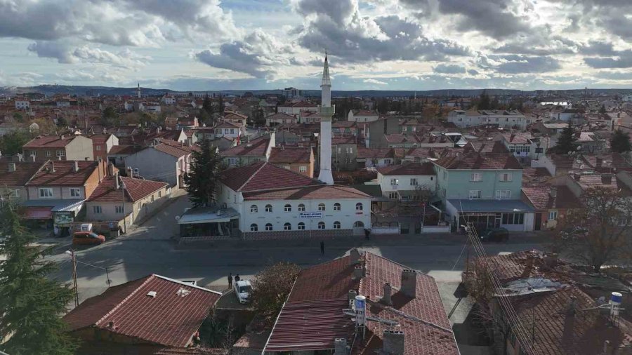 Eskişehir’deki Yavuz Camii’nin Duvarına “bence Affeder, Gel Konuş İstersen” Pankartı Asıldı