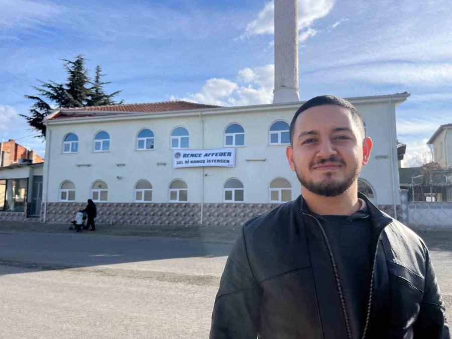 Eskişehir’deki Yavuz Camii’nin Duvarına “bence Affeder, Gel Konuş İstersen” Pankartı Asıldı