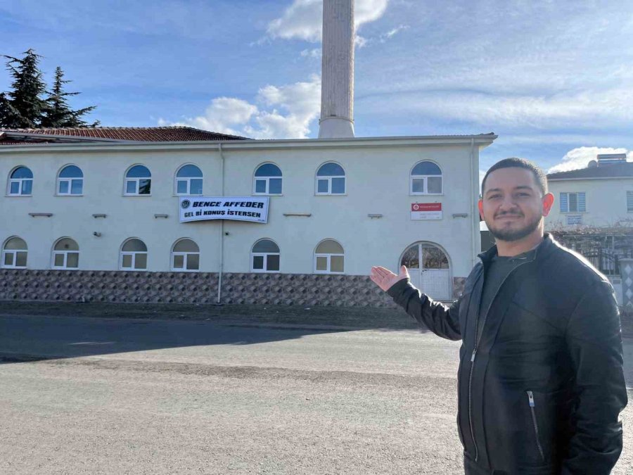 Eskişehir’deki Yavuz Camii’nin Duvarına “bence Affeder, Gel Konuş İstersen” Pankartı Asıldı