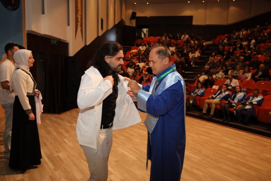 Diş Hekimliği Fakültesi Öğrencileri Beyaz Önlüklerini Giydi