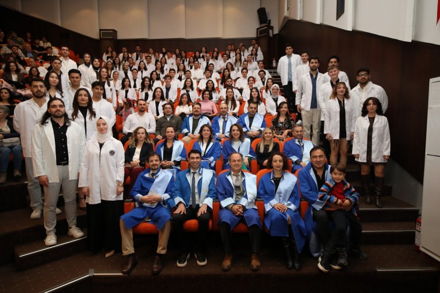 Diş Hekimliği Fakültesi Öğrencileri Beyaz Önlüklerini Giydi