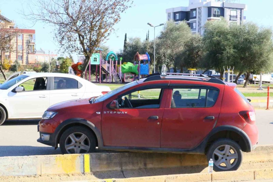 Direksiyon Hakimiyetini Kaybettiği Araçtan Yaralı Olarak Kurtuldu