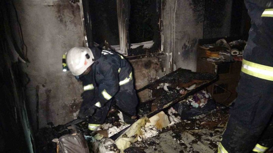 Anne Ve 2 Çocuğu Yangından Kurtuldu, Odaları Küle Döndü