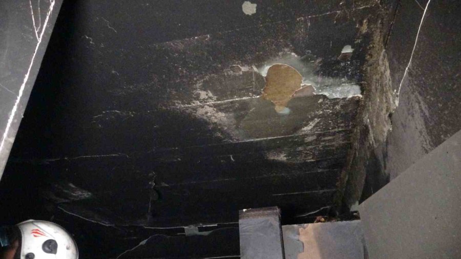 Anne Ve 2 Çocuğu Yangından Kurtuldu, Odaları Küle Döndü