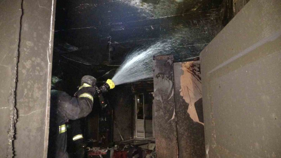 Anne Ve 2 Çocuğu Yangından Kurtuldu, Odaları Küle Döndü