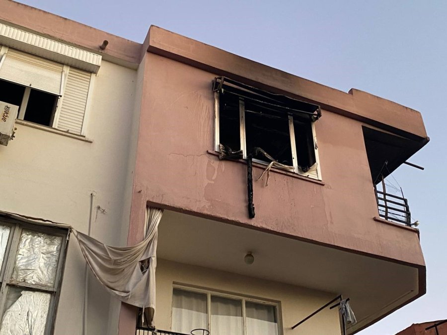 Alev Alev Yanan Ev Küle Döndü, Fenalık Geçiren Kardeşini Kucağında Taşıdı