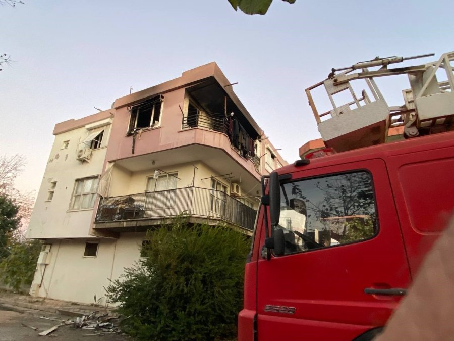 Alev Alev Yanan Ev Küle Döndü, Fenalık Geçiren Kardeşini Kucağında Taşıdı