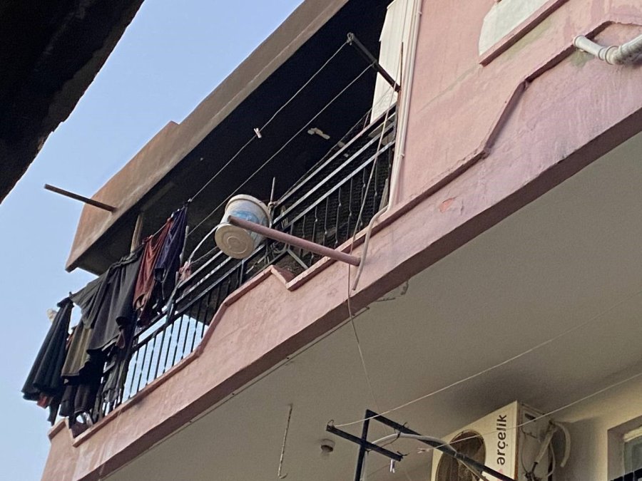 Alev Alev Yanan Ev Küle Döndü, Fenalık Geçiren Kardeşini Kucağında Taşıdı