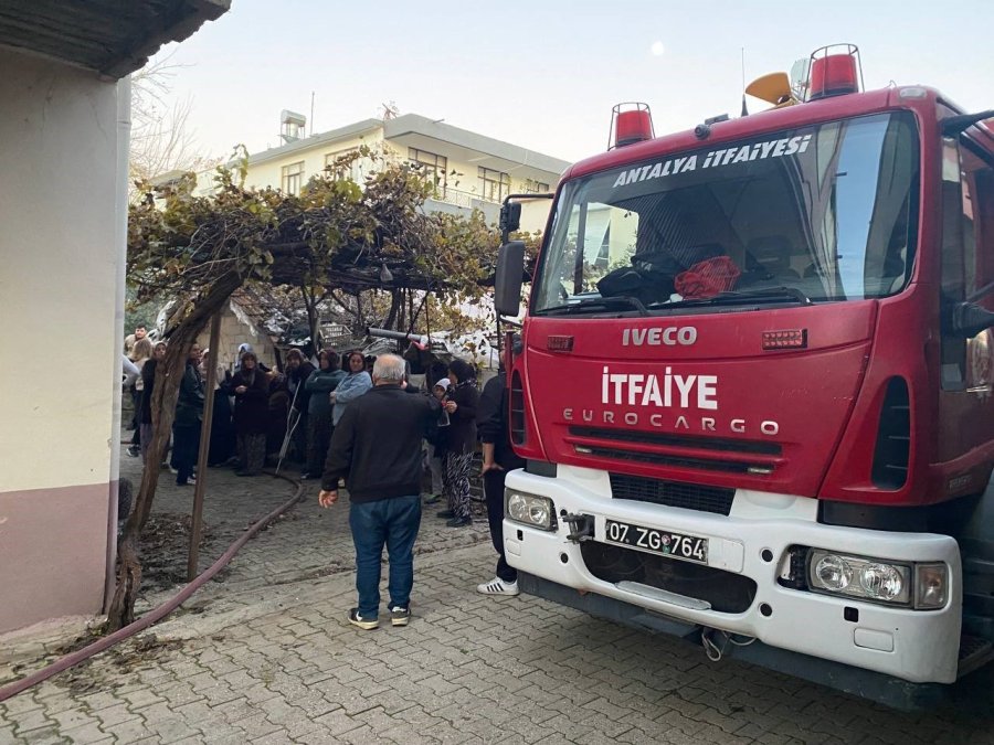 Alev Alev Yanan Ev Küle Döndü, Fenalık Geçiren Kardeşini Kucağında Taşıdı
