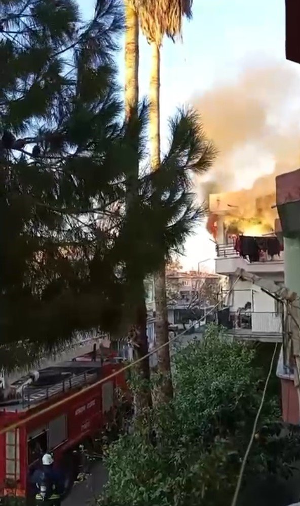 Alev Alev Yanan Ev Küle Döndü, Fenalık Geçiren Kardeşini Kucağında Taşıdı