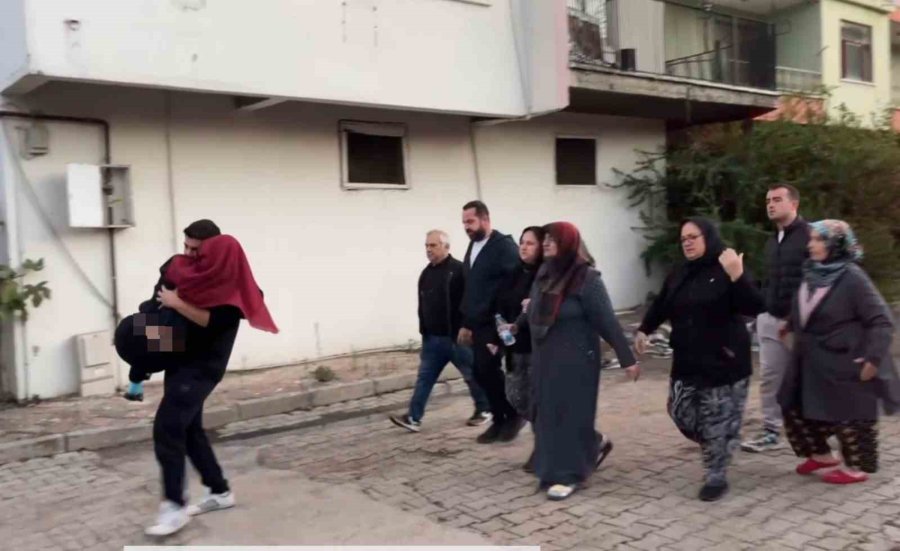 Alev Alev Yanan Ev Küle Döndü, Fenalık Geçiren Kardeşini Kucağında Taşıdı