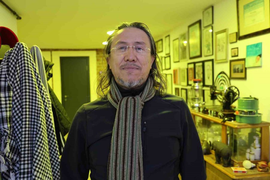 Sergilediği Karikatürlerle Mali Müşavirlik Ofisini Galeriye Çevirdi