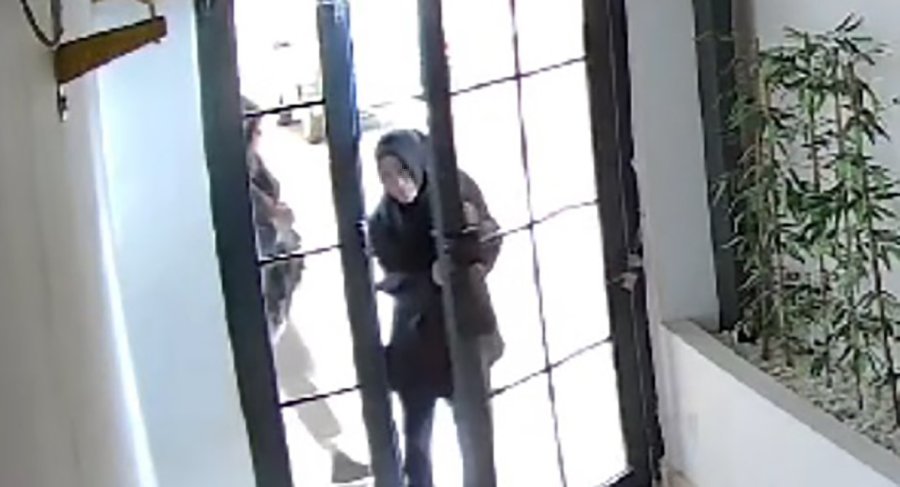 Hırsızlık Amacıyla Apartmana Giren Kadınlar Güvenlik Kamerasına Yakalandı