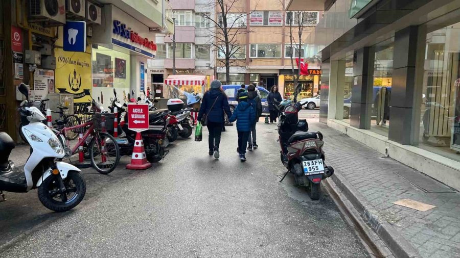 Yol Mu Motosiklet Park Alanı Mı?