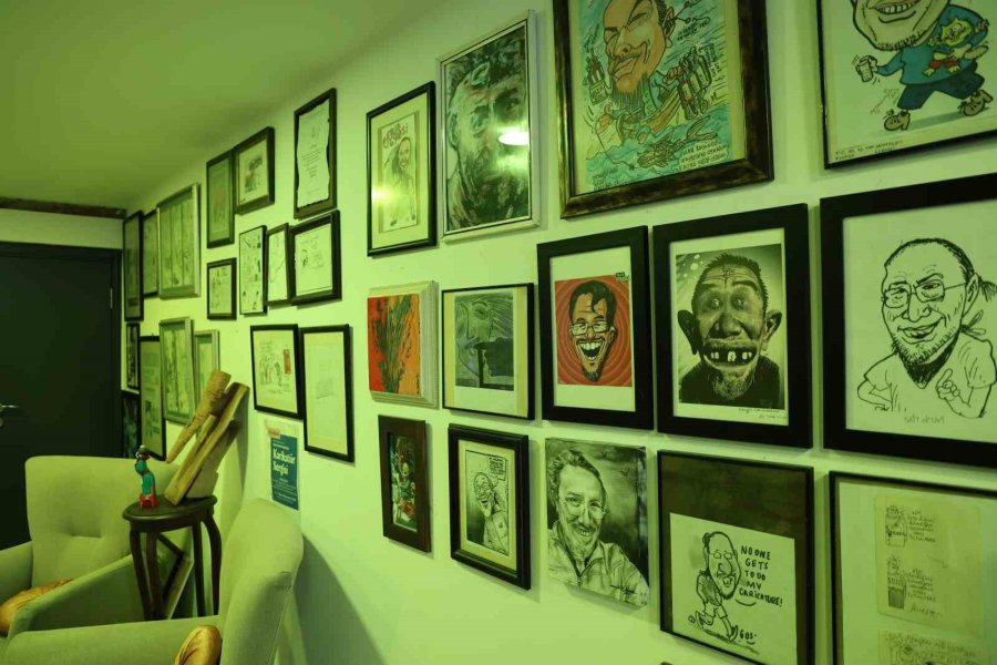 Sergilediği Karikatürlerle Mali Müşavirlik Ofisini Galeriye Çevirdi