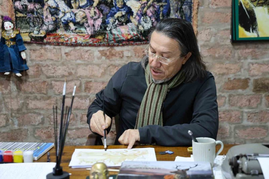 Sergilediği Karikatürlerle Mali Müşavirlik Ofisini Galeriye Çevirdi