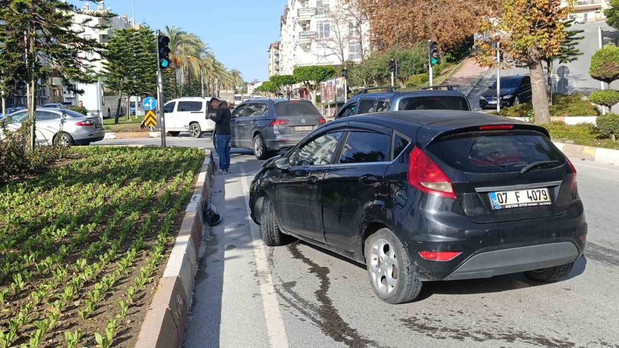 Kavşak Sisteminde Araçlar Çarpıştı, Şans Eseri Yaralanan Olmadı