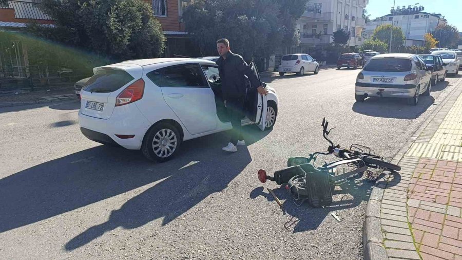 Otomobil İle Elektrikli Bisiklet Çarpıştı: 1 Yaralı